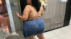 Caramba! Mary Jhuana troca boquete por tatuagem na casa do amigo!