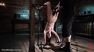 Chudá otrokyňa zviazaná a silno vibrovaná