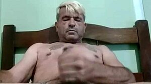 Cavalgando pau gostoso encheu buceta de leite