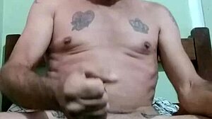 Cavalgando pau gostoso encheu buceta de leite