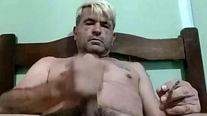 Cavalgando pau gostoso encheu buceta de leite