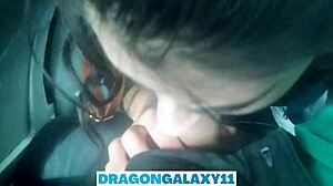 Het brunett amatör suger och blottar på offentlig bussresa