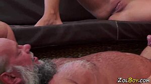 La nena fetiche traga pis en encuentro salvaje de viejo y joven