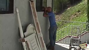 Blondinka z ogromnimi joški hrepeni po analnem seksu vsakič