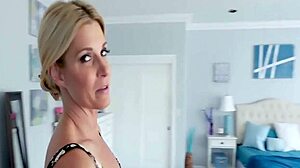 Εκπληκτική MILF Γλείφει και Γαμάει Καυλί για Κρέμα στο Πρόσωπο σε HD POV