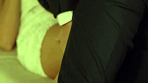 Lovlig alder teenager slikker og tager det dybt i trang plads.