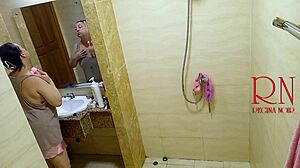 Wow, poglej Regino Noir, kako si maže svoje krivuljaste nage telo v prhi!