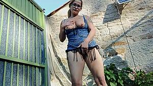 Tocandome Al Aire Libre Mientras Fumo