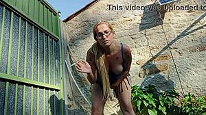 Tocandome Al Aire Libre Mientras Fumo