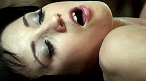 يا رجل، هذه الفتاة الأوروبية تصل إلى النشوة بقوة في مشهد إيروتيكي منفرد!