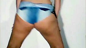 うわっ、ミレラデリシアのストリップと巨大ディルド遊びを見てみて！