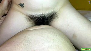 Tenåring 18 år med hårete fitte i anal sex og sædskudd
