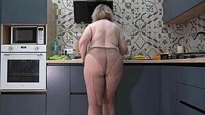 Завтрак: я или яйца? Пышная жена в колготках дразнит на кухне