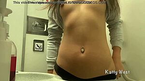 Рискованная мастурбация молодой девчонки в туалете самолёта, чуть не поймали без трусиков