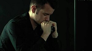 Marido cornudo ve a esposa follada por réplica en el centro.