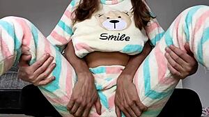 Asian stiefvader plaagt magere 18+ meiden kleine 18+ tieten