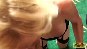 Brittiläinen alistuva milf pomppii maledomin kyrvillä karkeassa bdsm-sessiossa.
