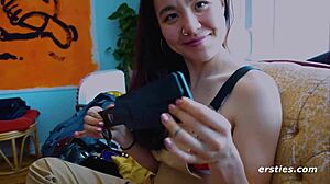 Rylee och Jessica blandar smärta med njutning i lesbisk leksakslek