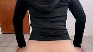 mira nada mas, que rico culo tiene ella, damn!