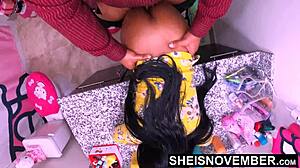 Hey, üvey kızım MsNovember’ın meme uçlarını emiyorum, sert doggystyle POV istiyor!