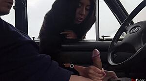 Främling gav mig handjob genom bilfönstret på offentlig parkering!
