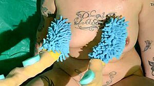 tattooed girl reaches orgasm – want to see how?