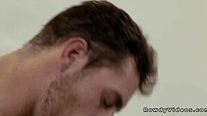 شاب عضلي يمارس الجنس الخام مع صديقته السابقة بقضيب عملاق في عمل شرجي خام وضرب مكشوف عنيف