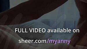 חובבנית משומנת מזוינת בכוס צרה.