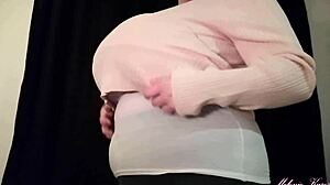 Afklædningsklip afslører kurvet brunette i stram bh