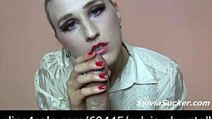 Vau! Naapurin seksikäs vaimo antaa mahtavan imetyksen siemensuihkulla ja naamalla suuhun!