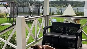 Mršava mlada 18+ isteže se u čarapama svako rano jutro