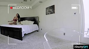 Šéf chytí opatrovateľku Amiu Miley ako si drhne piču na službe. Je v háji!