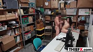 สาวผมน้ำตาลน่ารักโดนโจรจับลงโทษในโรงรถด้วยควยใหญ่