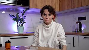 Bella magrolina ha orgasmo dopo che le strappano i vestiti!