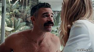 نيك صباحي عنيف مع إيفي وولف وتشارلز ديرا