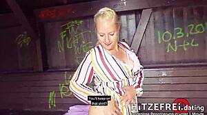 Slumpmässig kille Bodo plockar upp milf-hora Jana Schwarz för utomhuspark-knull på Hitzefrei dating