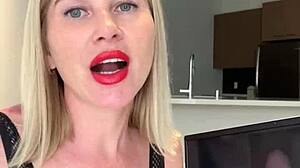 Блондинка красавица в бельо оценява мощен кур като бор с мръсни приказки