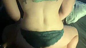 For fanden! Bleg babysitters stramme fisse ridet hårdt i reverse cowgirl!