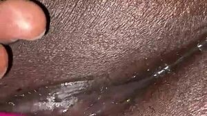 BBWガールフレンドのワイルドな潮吹き瞬間をカメラでキャッチ。彼女の激しいアクションの秘密は？