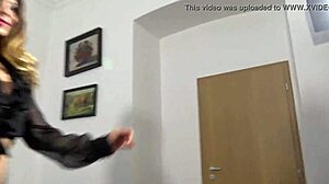 Calda e stretta brunetta Lena si spoglia per Leon Lambert nel primo casting striptease