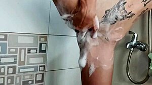 อืม พบสาวเอเชียอายุ 18+ คนไร้บ้านในสลัม ให้อาหาร เล็มให้ ใส่แว่นของแม่เลี้ยงตอนนี้