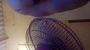 Latina Muda Imut dengan Tits Kecil dan Bokong Besar Tunjukkan Memeknya!