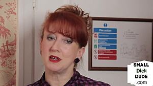 دومينات يسخرن ويذللن قضيب صغير 18+ خاسر في حوض الاستحمام!