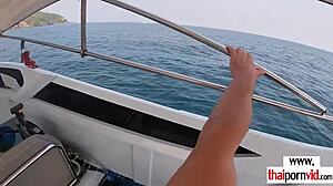 Тайская девушка кричит во время сырого уличного траха!