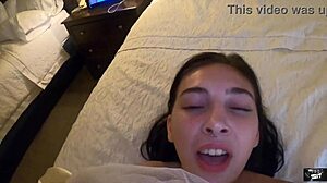 Yo, m-am futut cu o gospodină fierbinte, am creampiat-o în timp ce soțul se uita! 😈