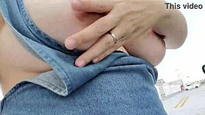 人妻が屋外で胸を露出して誘惑