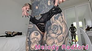 Melody Radford drażni w czarnej i czerwonej bieliźnie, bliski plan