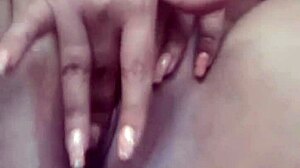 ฉันกำลังเย็ดหีตัวเองด้วยแตงกวาโคตรมันส์