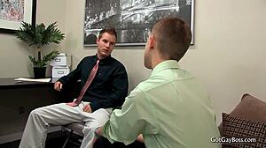 Dylan Chambers Hentam Dan Hisap Lelaki Gay Panas Dalam Ofis Beruap