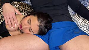 Horna kolumbijska maćeha se budi sa iznenađenjem kurca u ustima